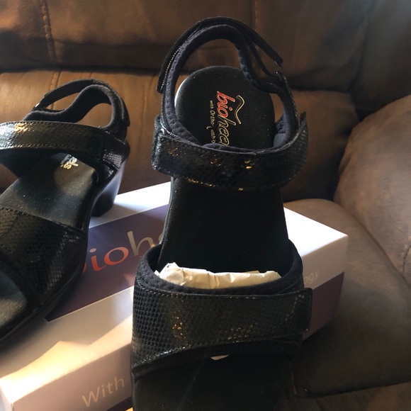 Orthotic lightweight sandals.  Fully adjustable. Snake skin black patent print - Picture 9 of 9